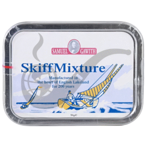 Lata Samuel Gawith Skiff Mixture 50 g abierta con tabaco ribbon marrón claro y vetas oscuras.