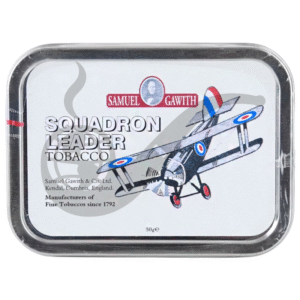 Lata Samuel Gawith Squadron Leader 50 g abierta, mostrando hebras ribbon marrón claro con vetas oscuras y la etiqueta de avión en la tapa.